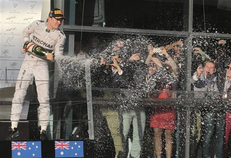 La gara inaugurale in Australia, il 16 marzo, vede Nico Rosberg, Mercedes, conquistare il podio pi alto seguito dal danese Magnussen, McLaren. Terzo posto per Jenson Button, sempre McLaren (Ap)